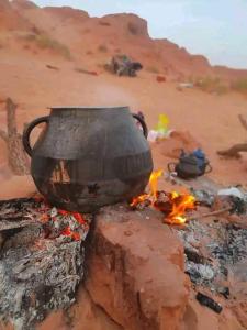 MhamidCouleur du désert的 ⁇ 火上的一个锅