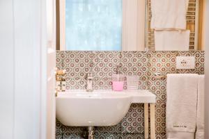 阿雷佐卡德法拉堤住宅酒店的一间带水槽和镜子的浴室