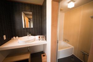 伊东伊东小涌园酒店的浴室配有盥洗盆、镜子和浴缸