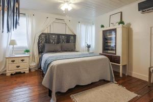 克里斯琴斯特德The Roosters Perch - A Quaint Island Homestead的一间卧室配有一张带天蓬的床
