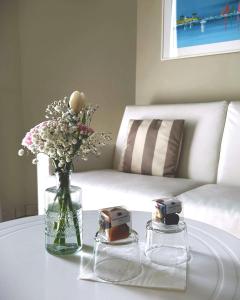 圣雷莫贝尔索吉欧诺酒店的花瓶,花在桌子上,长沙发