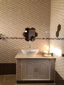 万荣Vang Vieng Romantic Place Resort的一间带水槽和镜子的浴室
