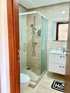 马拉喀什Luxury apartments的带淋浴和卫生间的浴室
