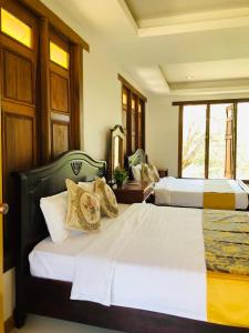 万荣Vang Vieng Romantic Place Resort的一间卧室设有两张床和窗户。