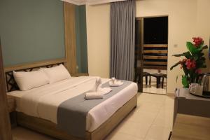 亚喀巴Mariam Boutique Hotel的一间卧室配有带毛巾的床