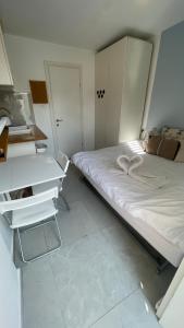 贝尔谢巴Spring-shell的一间小卧室,配有一张床和一张书桌