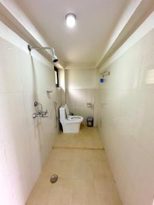 AstamHill Top Lodge Ghandruk的浴室配有卫生间和水槽。