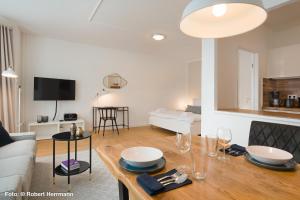 柏林阿姆勃兰登堡门公寓的客厅配有桌子和沙发