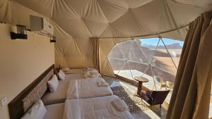 瓦迪拉姆Sama Rum Camp的帐篷内带3张床的房间,设有窗户