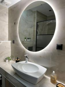 塞萨洛尼基The MODERN apartment的浴室设有白色水槽和镜子