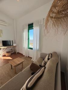 厄尔-汝姆披多Apartamento en primera línea de playa的带沙发和窗户的客厅