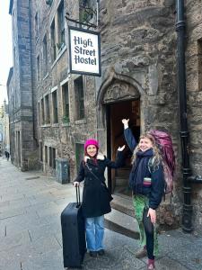 爱丁堡高街旅馆的两个女孩站在一座建筑前面