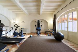 菲乌米奇诺QC泰尔梅罗玛SPA度假酒店的健身房,配有跑步机和健身器材