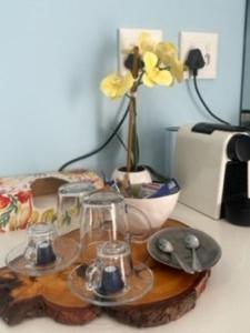 MarracueneEcolux的花瓶里花的桌子和眼镜