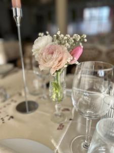 圣雷莫贝尔索吉欧诺酒店的花瓶,坐在桌子上,戴眼镜