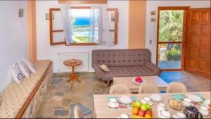维勒克哈德哈Villa Kardi的客厅配有沙发和桌子