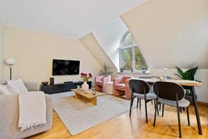 卢森堡Chic 2BR Stay in Luxembourg with Free Parking的客厅配有沙发和桌子