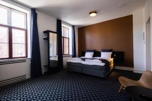 奥胡斯Milling Hotel Ritz Aarhus City的酒店客房,配有床和镜子