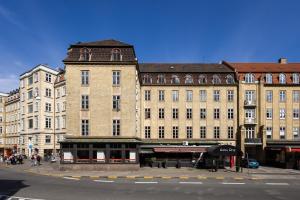 奥胡斯Milling Hotel Ritz Aarhus City的街道拐角处的一块大砖砌建筑