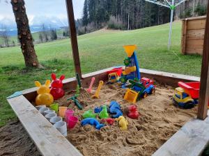皮恩山口附近施皮塔尔Ferienhof Unterkotgraben的沙箱,在院子里的沙子里放玩具