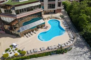 维尔蒂尼克Hotel Premier Aqua - Adults Only的大楼前游泳池的空中景致