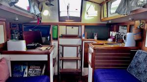 里斯本Cozy Lisbon Marina Sleepaboard - Sail Away的一个带水槽和柜台的小厨房