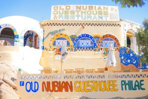 阿斯旺Old Nubian guest house的一座建筑,上面有读旧黑格利亚风情餐厅的标志