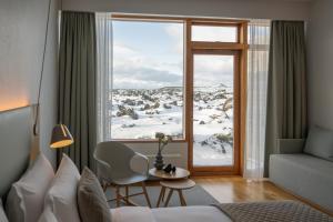 格林达维克Silica Hotel at Blue Lagoon Iceland的酒店客房,享有雪覆盖的山脉景色