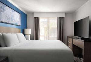 Sorrento圣地亚哥索伦托梅萨悦府的酒店客房设有一张大床和一台电视。