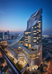 曼谷曼谷柏悦酒店的城市中建筑物的夜间图像