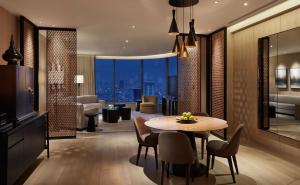 曼谷Park Hyatt Bangkok的一间设有桌子的用餐室和一间享有美景的客厅