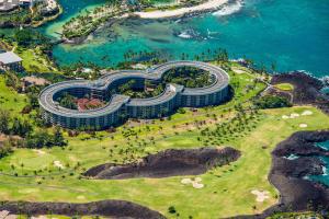 瓦克拉Hilton Grand Vacations Club Ocean Tower Waikoloa Village的近海度假胜地的空中景致