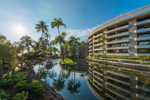 瓦克拉Hilton Grand Vacations Club Ocean Tower Waikoloa Village的享有棕榈树建筑的外部景色