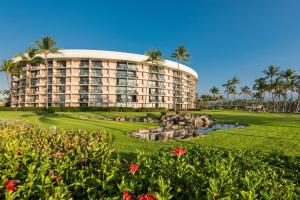 瓦克拉Hilton Grand Vacations Club Ocean Tower Waikoloa Village的一座棕榈树环绕的度假建筑