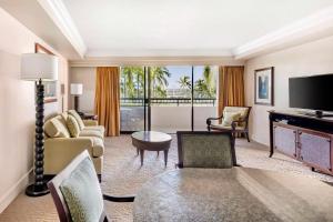 瓦克拉Hilton Grand Vacations Club Ocean Tower Waikoloa Village的带沙发和电视的客厅