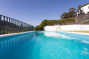 特格斯特Finca Los Geranios的蓝色海水游泳池