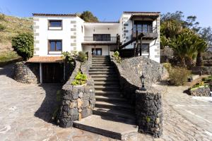 特格斯特Finca Los Geranios的房屋前有石阶的房子