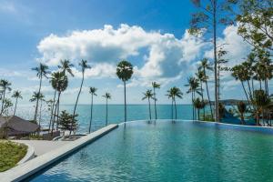 查汶Hyatt Regency Koh Samui- SHA Extra Plus的一座背景海洋的游泳池