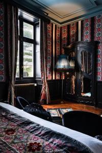 卡尔克富Château de Maubreuil的一间卧室配有带台灯和窗户的桌子