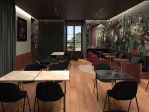 里昂Hotel et Spa Fort St Laurent Lyon - Handwritten Collection的一间带桌椅和大型壁画的餐厅