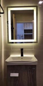 Tha KradanLake Hill Resort Kanchanaburi的一间带水槽和镜子的浴室