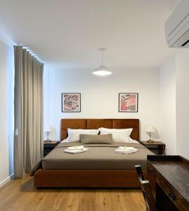 里斯本Lisboa Intendente 3Bedroom Apartment with Balcony的一间卧室,床上有两张盘子