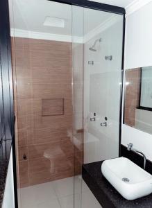 圣保罗Bob Motel的带淋浴、卫生间和盥洗盆的浴室