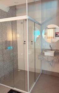 圣保罗Bob Motel的一个带水槽的玻璃淋浴间