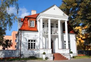 伊诺弗罗茨瓦夫索兰科瓦别墅酒店的一座大型白色房屋,设有红色屋顶