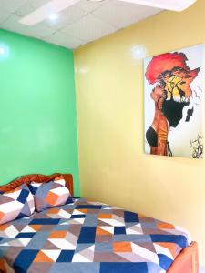 瓦加杜古Mini villa meublée pour vos séjours的一间卧室配有一张壁画床
