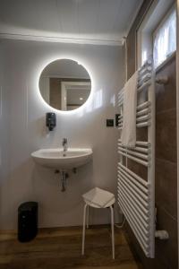 波佩林赫Talbot House的一间带水槽和镜子的浴室