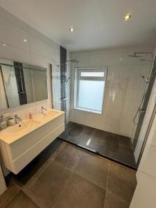 凯尔克拉Luxurious House in Kerkrade Center的一间带水槽和大镜子的浴室