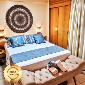 福塔莱萨Premium Flats - Praia Mansa的一间卧室配有一张带蓝色枕头的大床