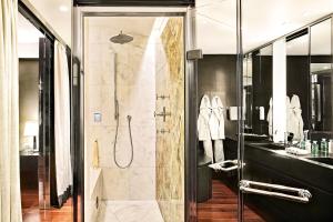 伦敦Bulgari Hotel London的带淋浴的浴室和玻璃门